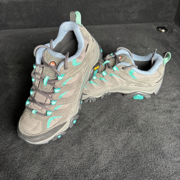 New without box Merrell Camping and Hiking Shoe
Color granite Marine size 8 - Picture 6 of 9